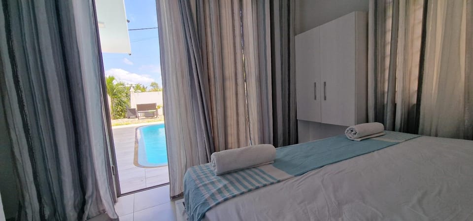 Bed, Photo of the whole room, Bedroom, Pool view, Swimming pool, Swimming pool, towels