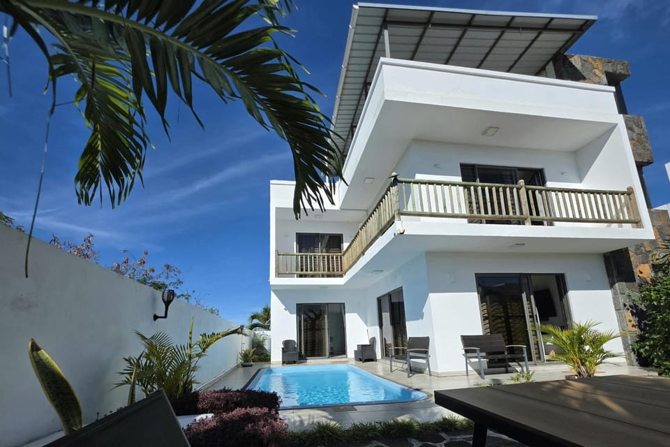 Property building, Balcony/Terrace, Pool view, Swimming pool