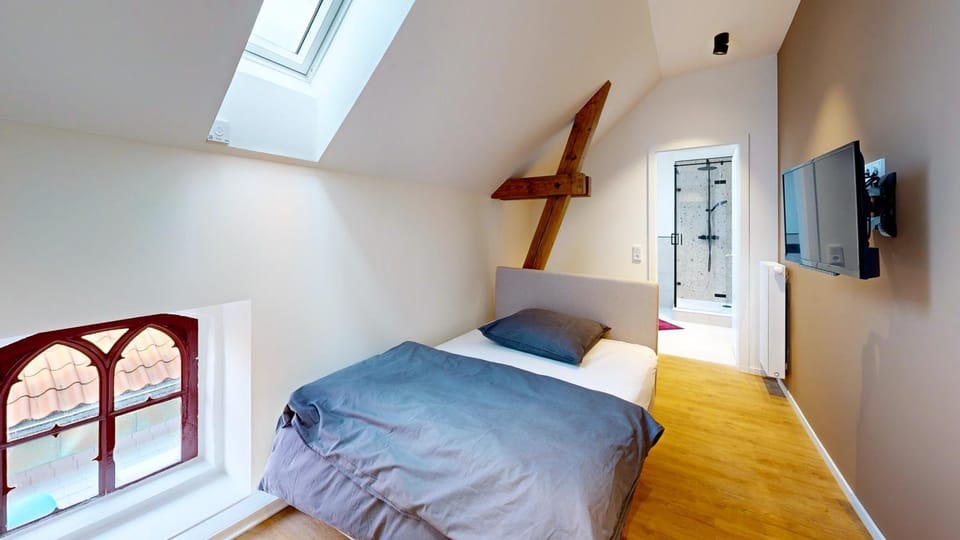 Bed, TV and multimedia, Bedroom