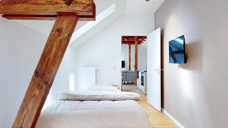 Bed, TV and multimedia, Bedroom