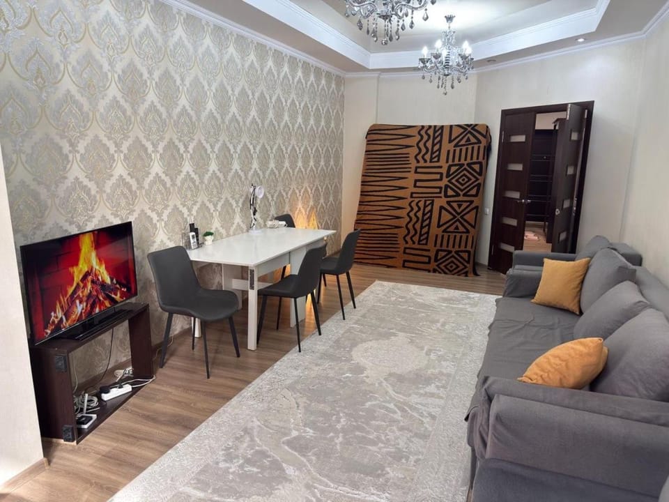 TV and multimedia, Living room, Seating area, Dining area