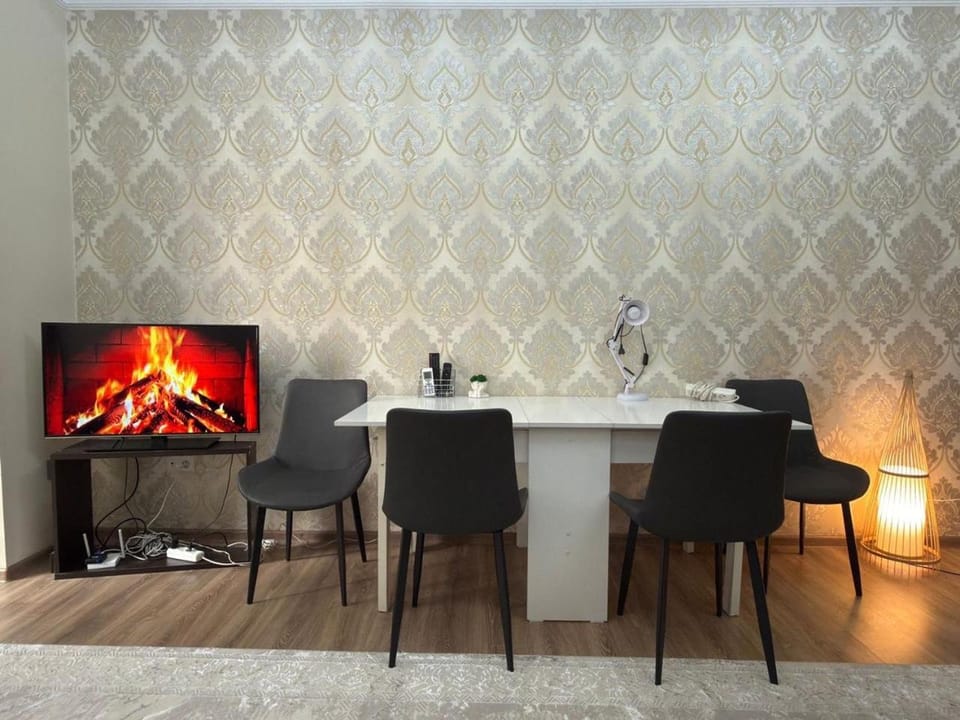 TV and multimedia, Living room, Seating area, Dining area, flat iron, air conditioner