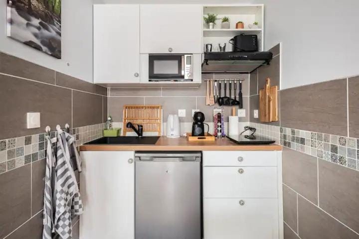 Coffee/tea facilities, microwave, stove, toaster