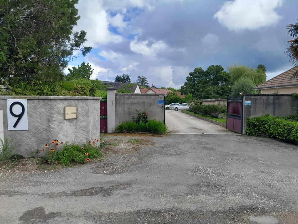 Facade/entrance, Parking