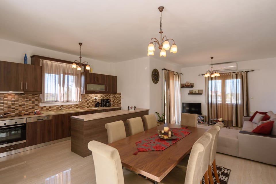 Communal lounge/ TV room, Day, TV and multimedia, Kitchen or kitchenette, Living room, Photo of the whole room, Seating area, Dining area, Communal kitchen