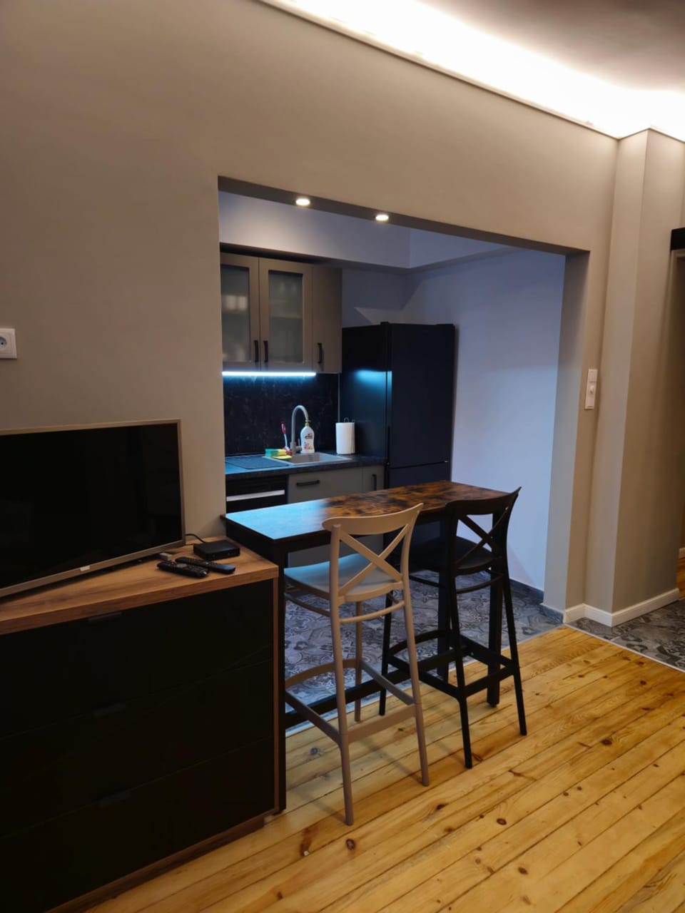 TV and multimedia, Living room, Seating area, Dining area