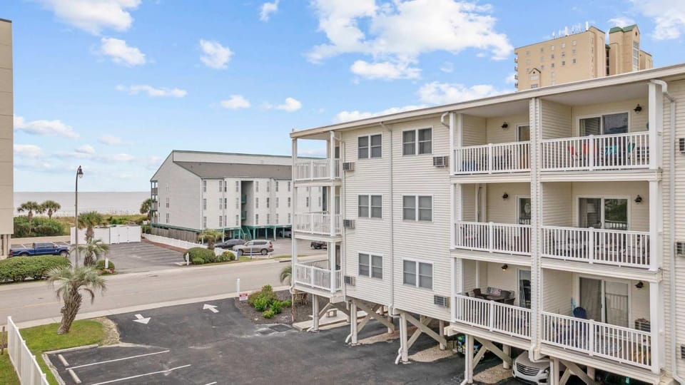 ONE Block from the Ocean Ocean Pier 2 in NMB House in North Myrtle Beach