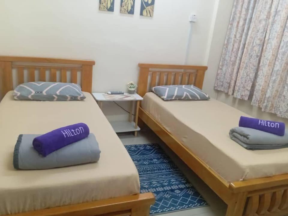 Bed, towels