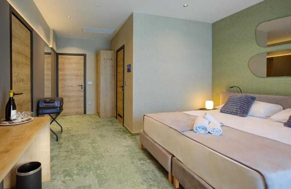 Bed, Photo of the whole room, wardrobe