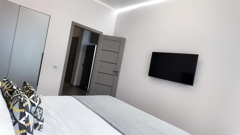 Bed, TV and multimedia, Bedroom