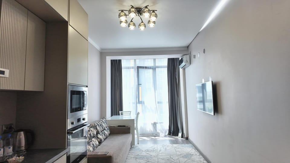 TV and multimedia, Kitchen or kitchenette, Living room, Seating area, microwave, oven