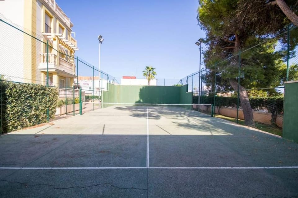 Day, Tennis court