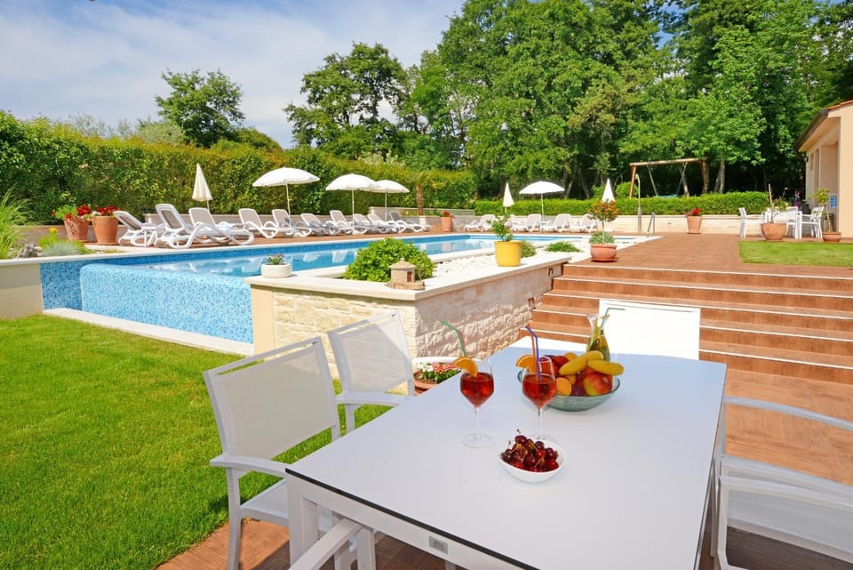 Day, Swimming pool, sunbed