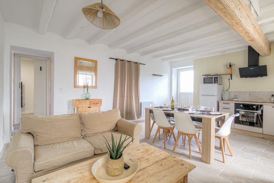 Kitchen or kitchenette, Seating area