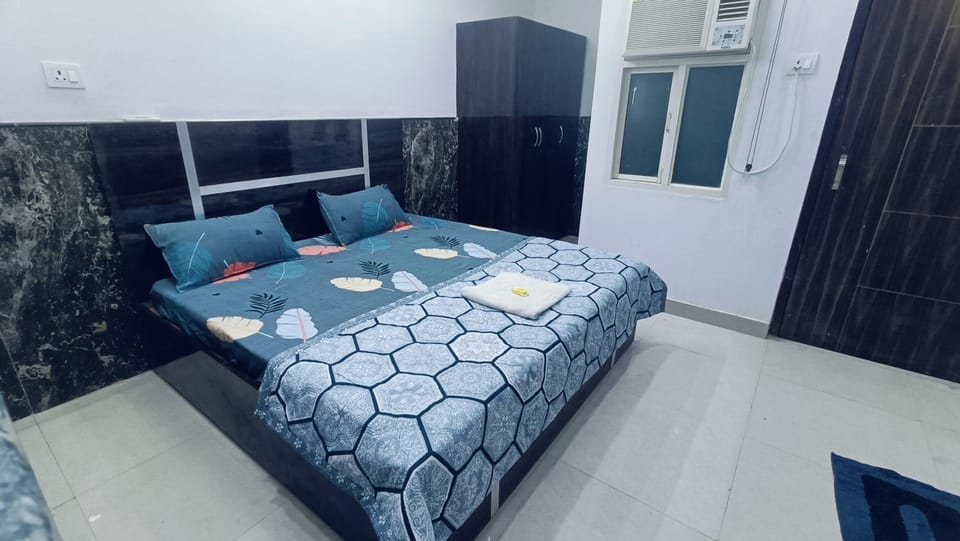 Bed, Photo of the whole room, Bedroom, towels, wardrobe, air conditioner