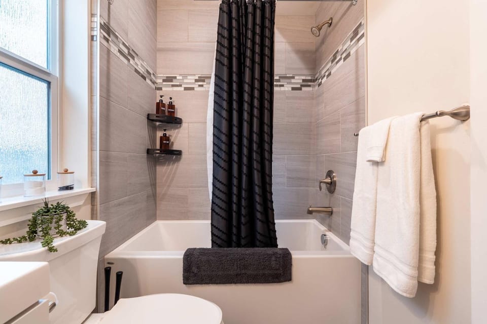 New modern home - movie and game room - Family Friendly House in Post Falls