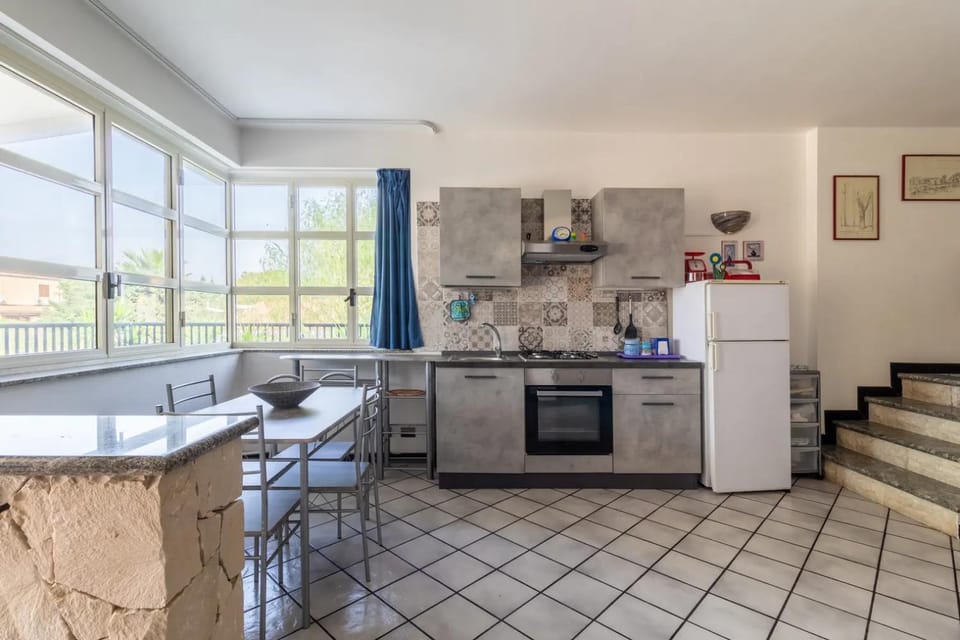 Kitchen or kitchenette, Dining area, stove