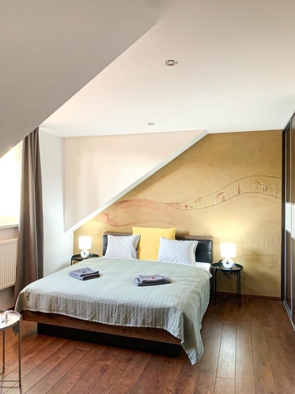 Photo of the whole room, Bedroom