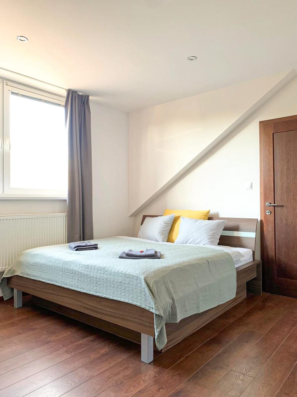 Photo of the whole room, Bedroom, internet, wardrobe