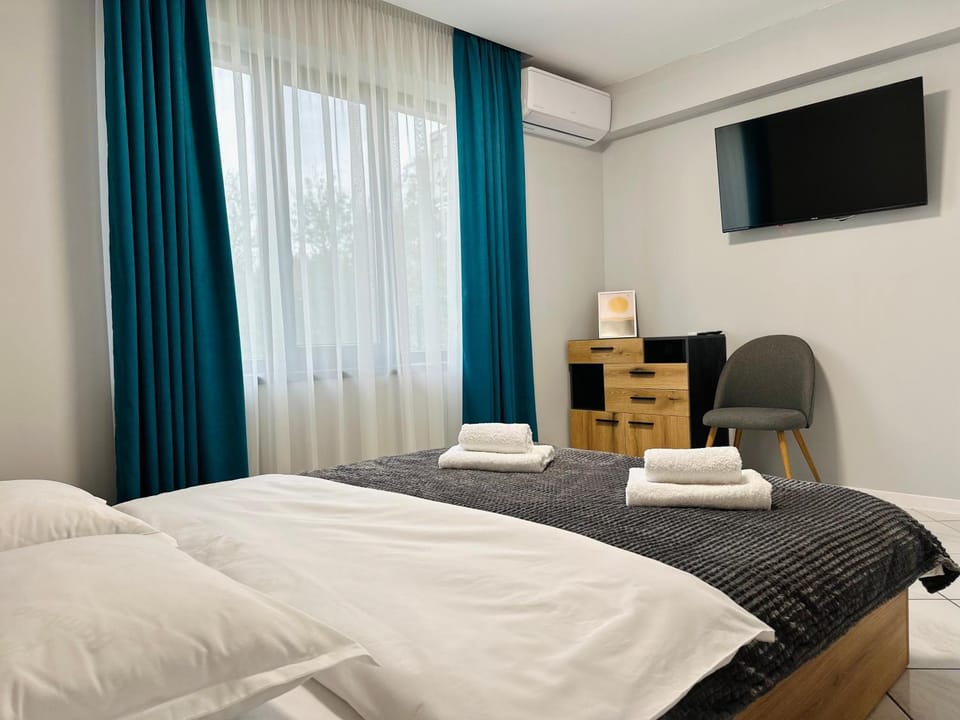 Bed, TV and multimedia, Photo of the whole room, Bedroom, towels, air conditioner