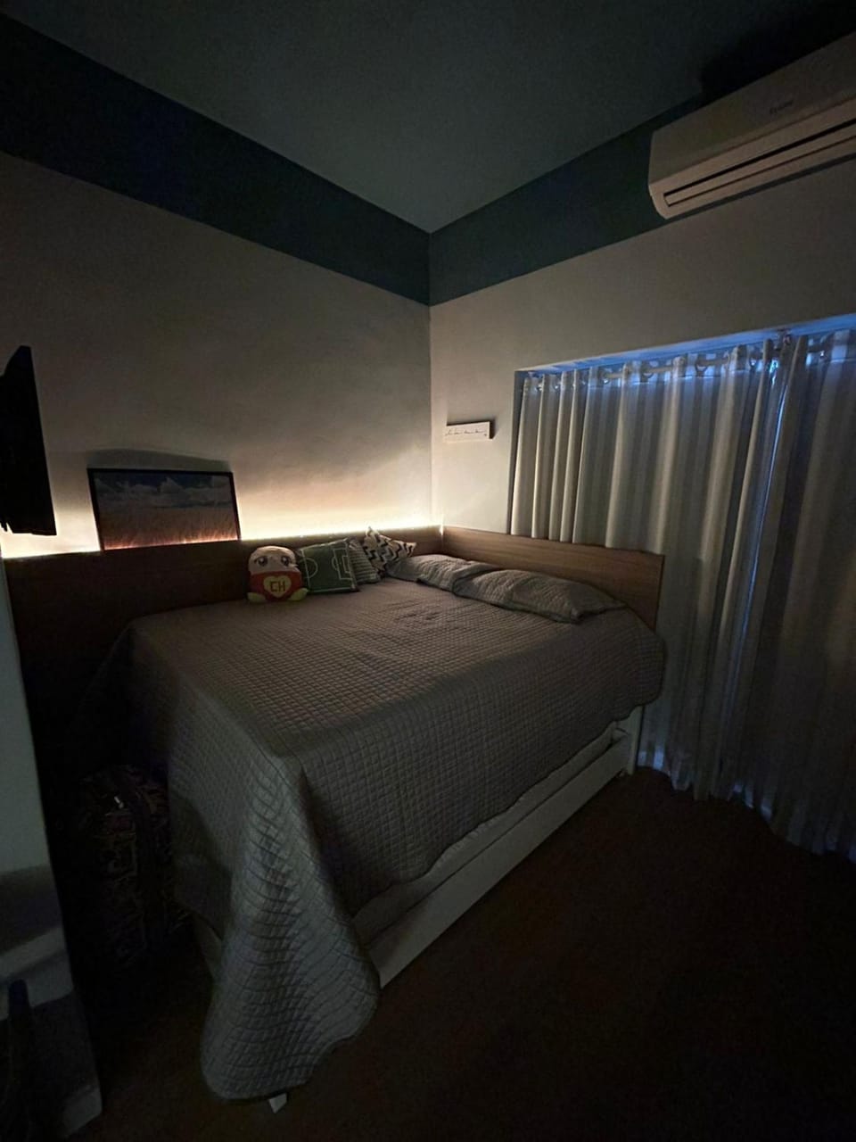 Photo of the whole room, air conditioner