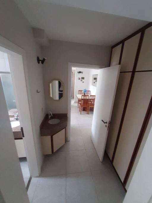 Riviera de São Lourenço Apto Completo com Churrasqueira Serviço de Praia Piscina aquecida Sauna salão de jogos e quadra Apartment in Bertioga
