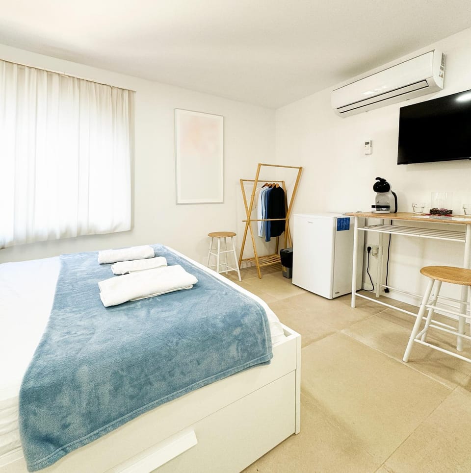 Bed, TV and multimedia, Seating area, Bedroom
