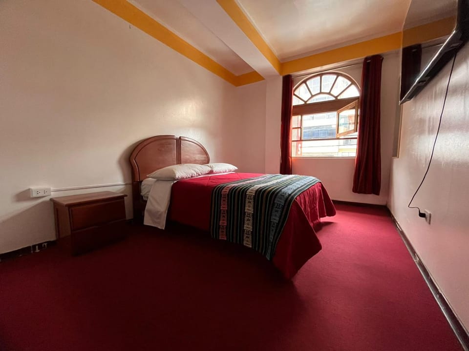 Bed, TV and multimedia, Photo of the whole room
