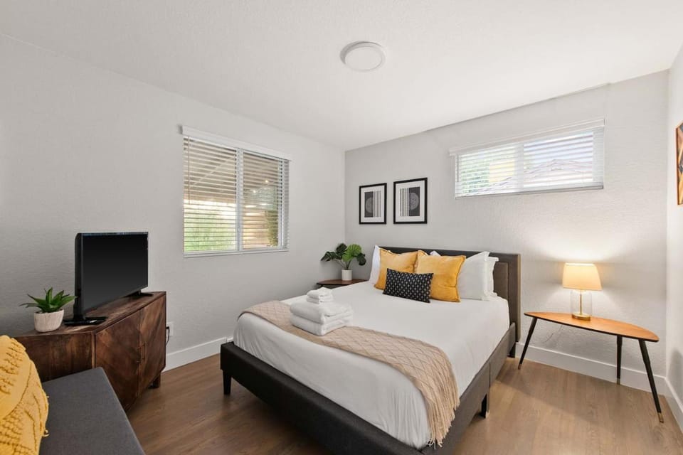 Private Upper Unit Home, Pet Friendly, Min to DT House in Arvada