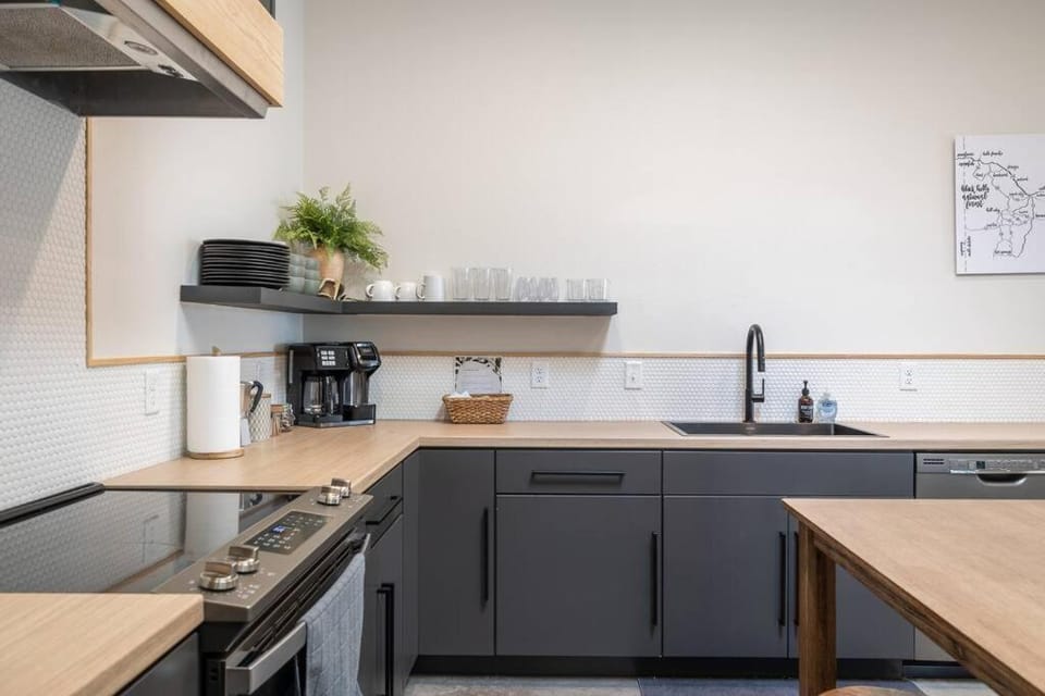 Coffee/tea facilities, Dining area, dishwasher, stove, toaster