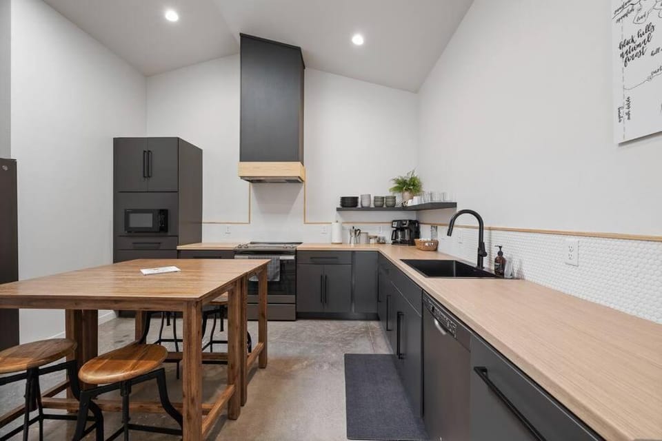 Coffee/tea facilities, Kitchen or kitchenette, Dining area, oven, stove, toaster