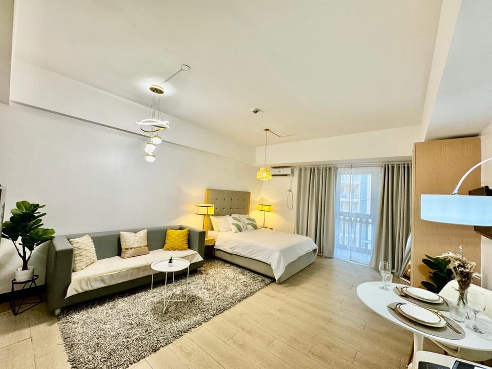 Bed, Living room, Photo of the whole room, Seating area, Bedroom