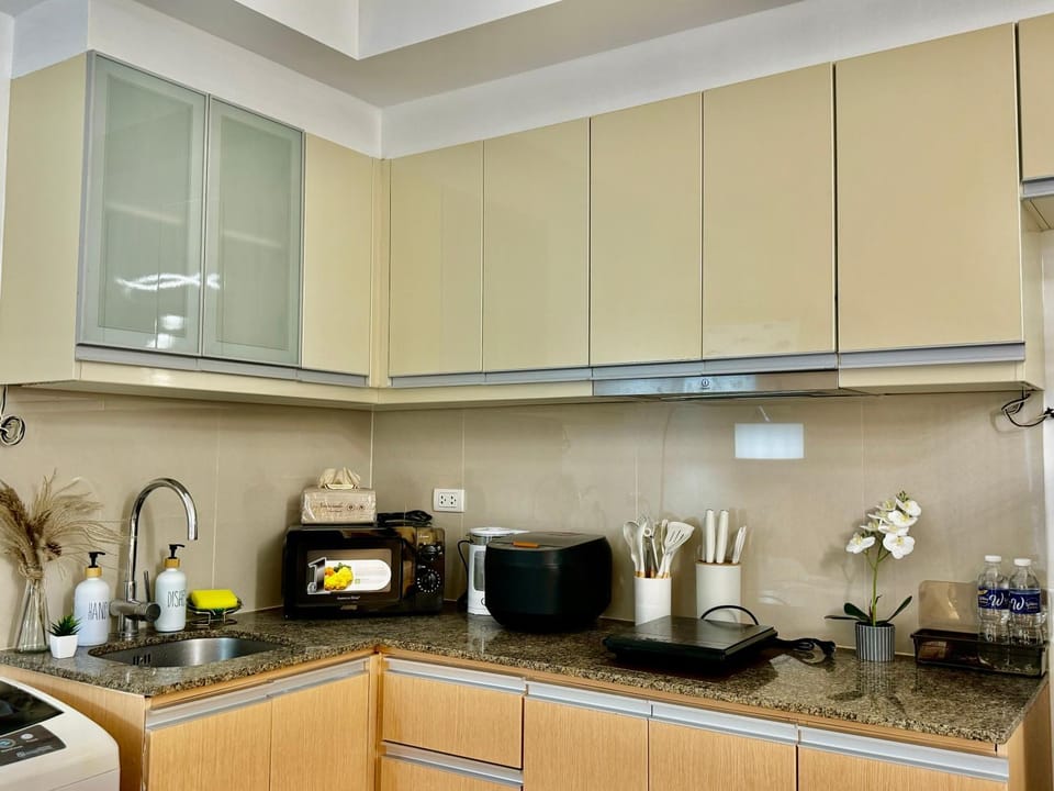 Coffee/tea facilities, Kitchen or kitchenette, stove
