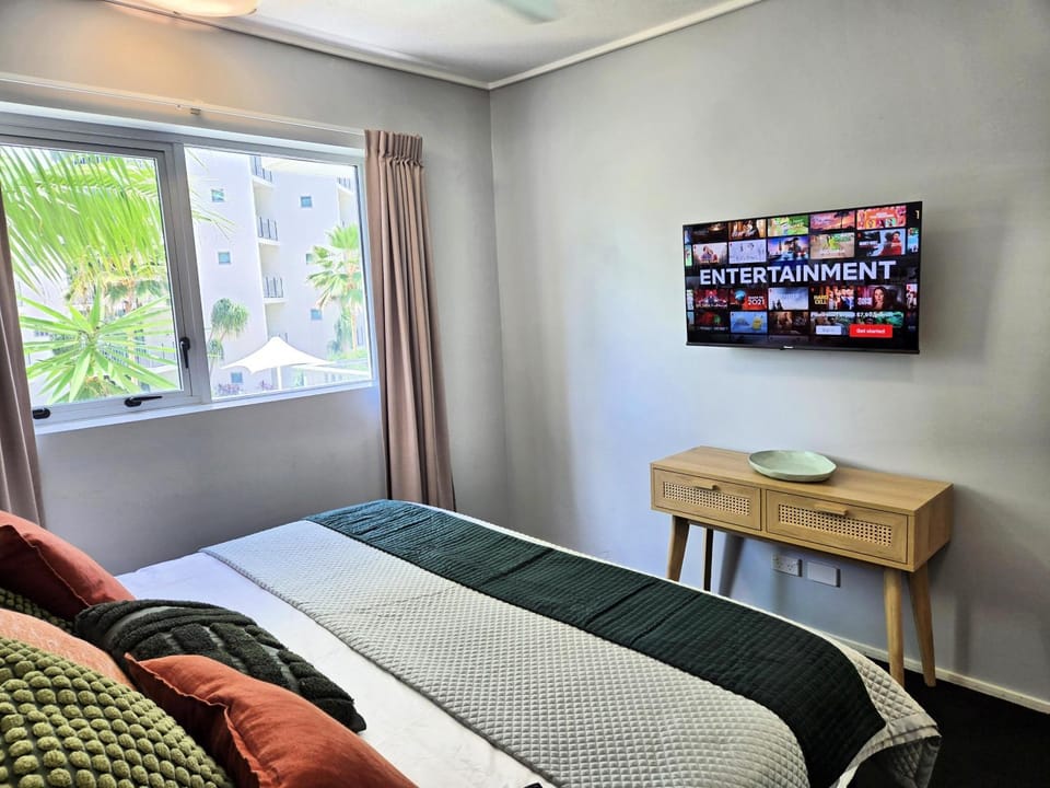 Bed, TV and multimedia, Bedroom
