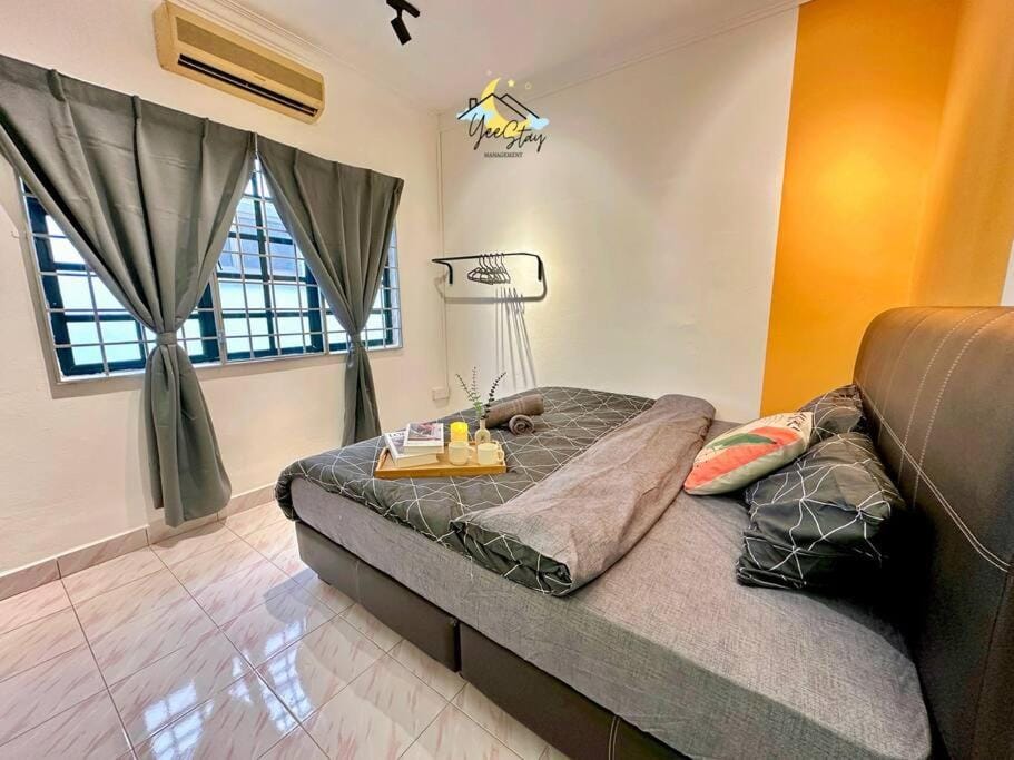 8pax3minsdrivetoJonkerTownArea House in Malacca