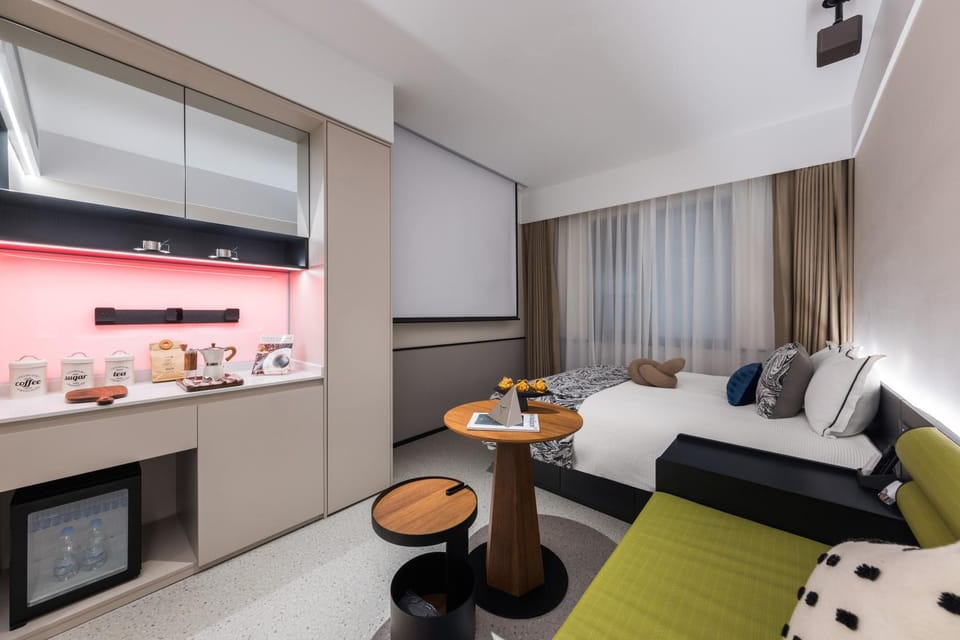 Bed, Living room, Photo of the whole room, Seating area, Bedroom