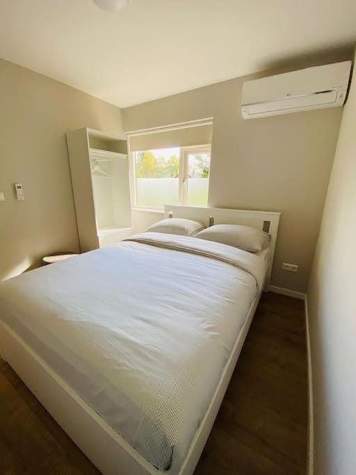 Bed, Photo of the whole room, Bedroom, air conditioner
