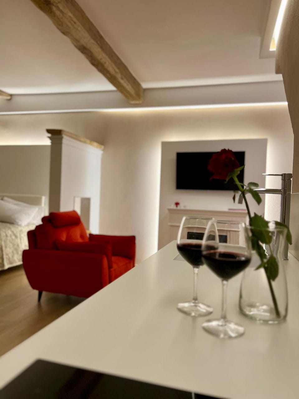 Bed, TV and multimedia, Seating area, Evening entertainment