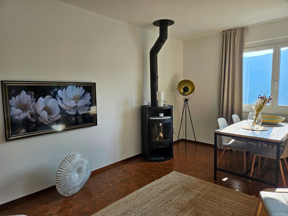TV and multimedia, Dining area, fireplace