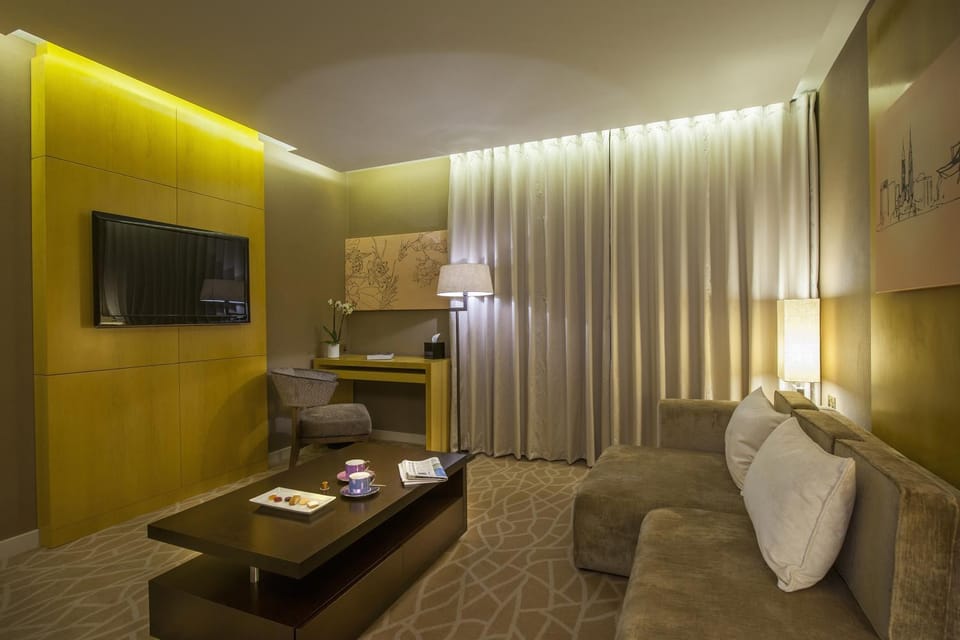 TV and multimedia, Living room, Seating area, Bedroom