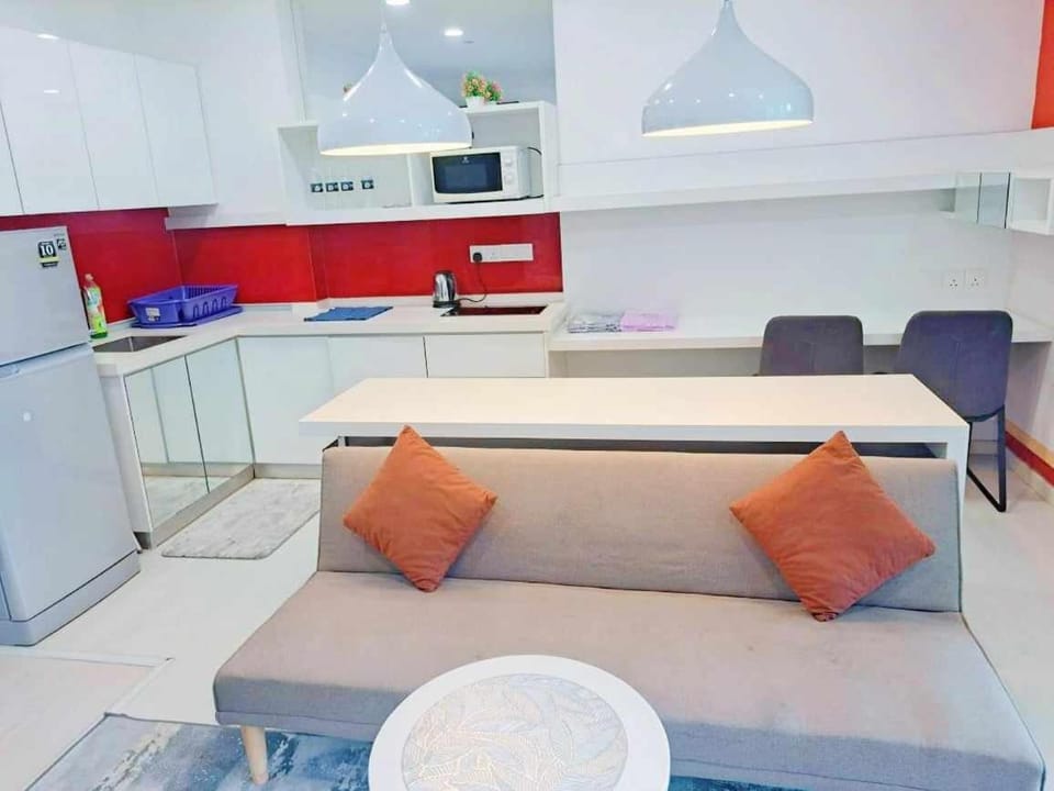 Kitchen or kitchenette, Living room, Seating area, Dining area, oven, stove