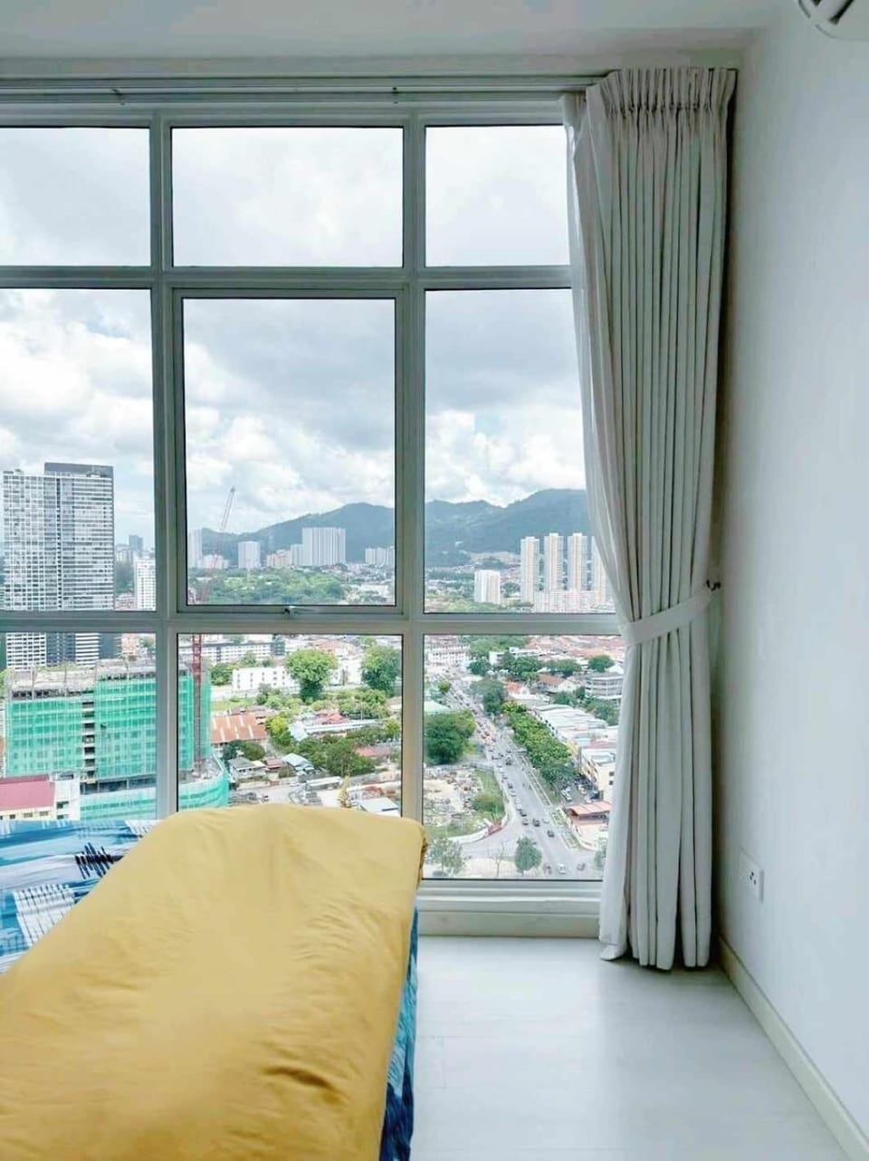 Bedroom, City view