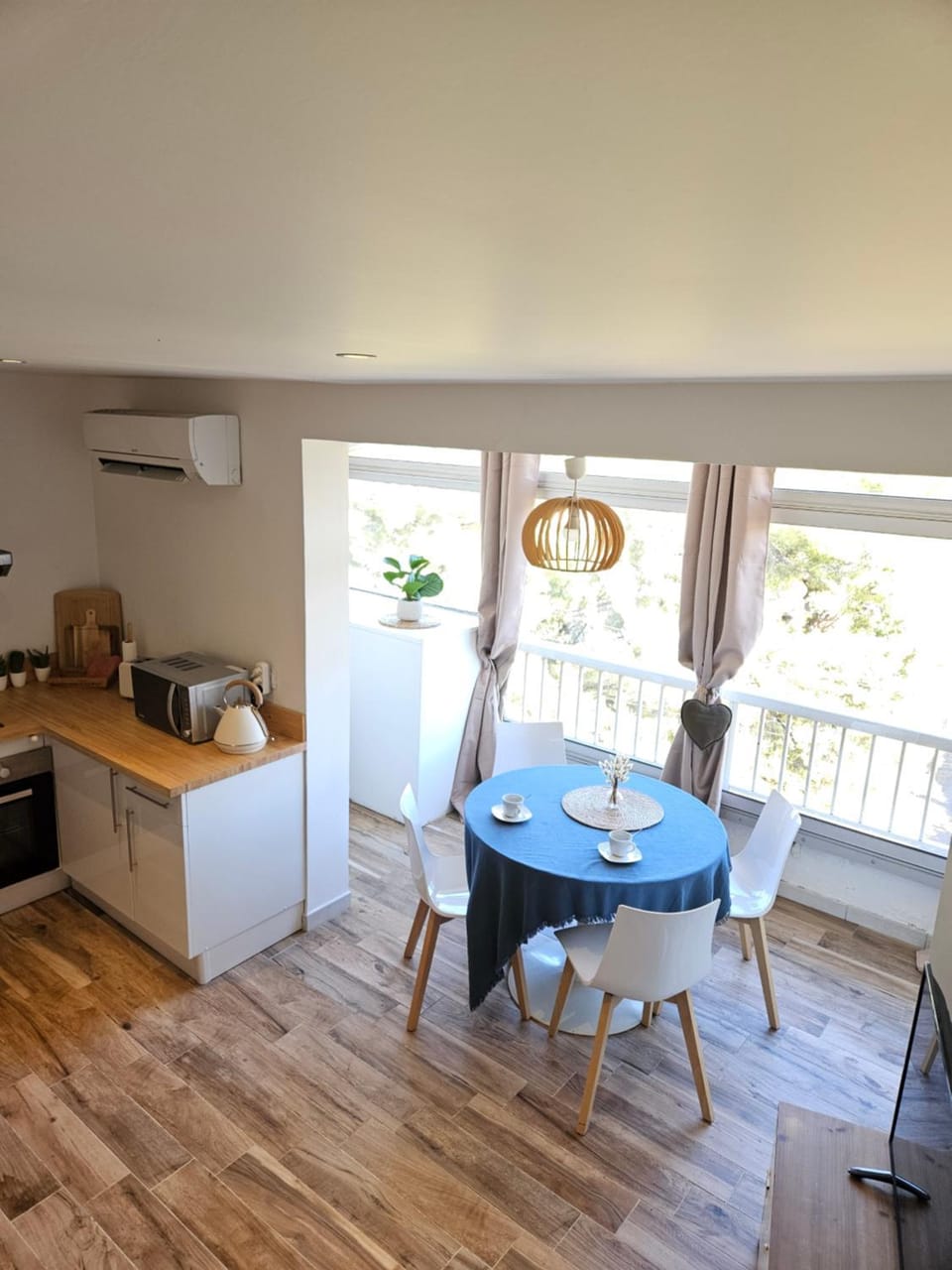 Kitchen or kitchenette, Seating area, Dining area, pet friendly, air conditioner