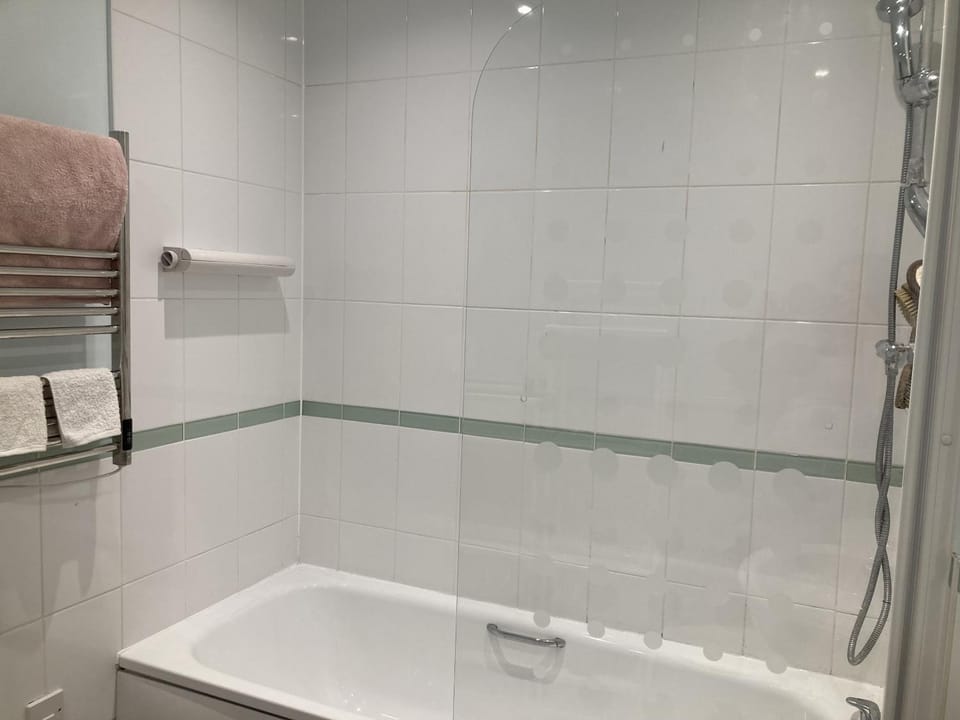 Bright London Retreat Near North Acton Tube Apartment in London Borough of Ealing