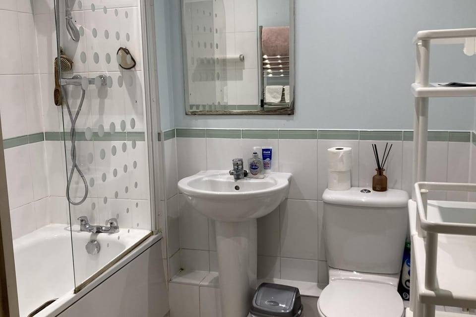 Bright London Retreat Near North Acton Tube Apartment in London Borough of Ealing