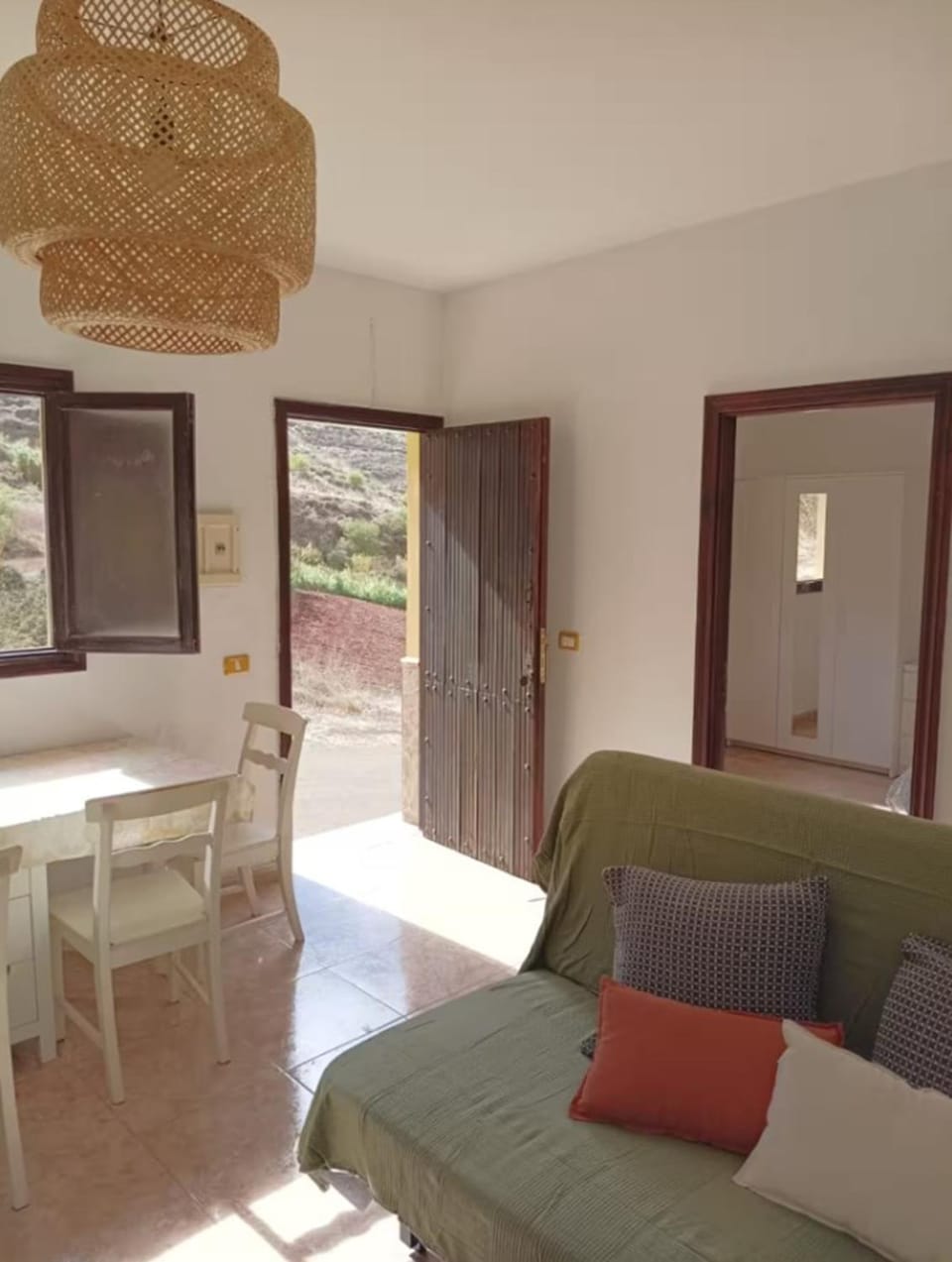 Villa Palomino - Sleeps 6 - Parking - Pet Friendly Villa in Comarca Norte