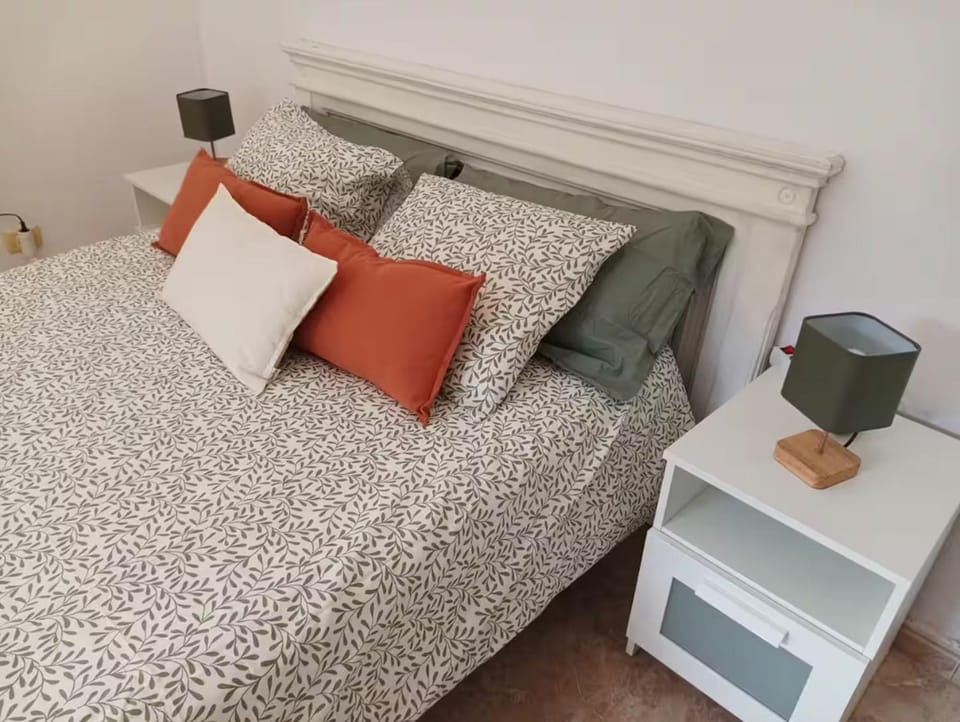 Villa Palomino - Sleeps 6 - Parking - Pet Friendly Villa in Comarca Norte