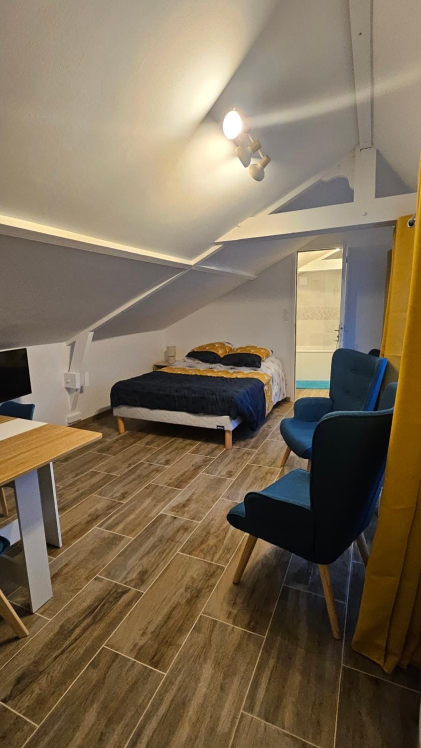 Bed, Photo of the whole room, Bedroom