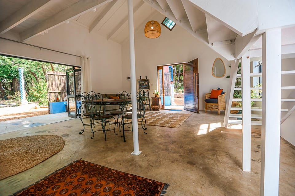 Property building, Lounge or bar, Breakfast, Breakfast