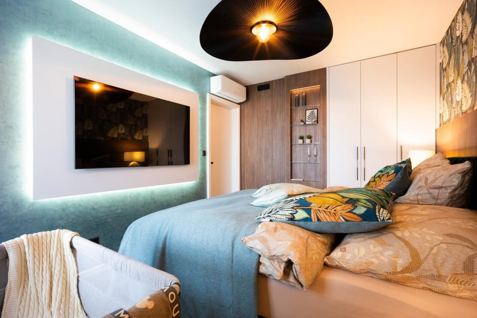 Bed, TV and multimedia, Bedroom, wardrobe, air conditioner